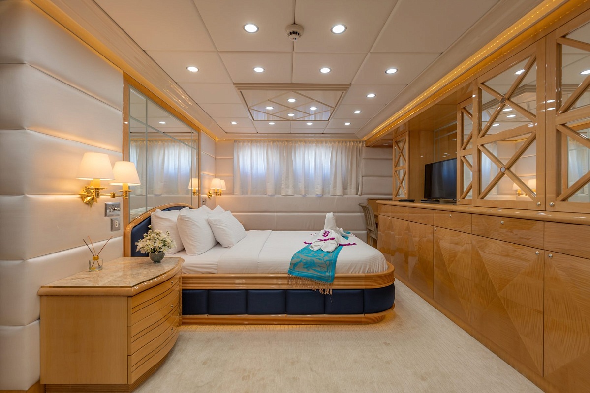 Аренда моторной яхты 	Heesen 129 Lady Azul на Пхукете